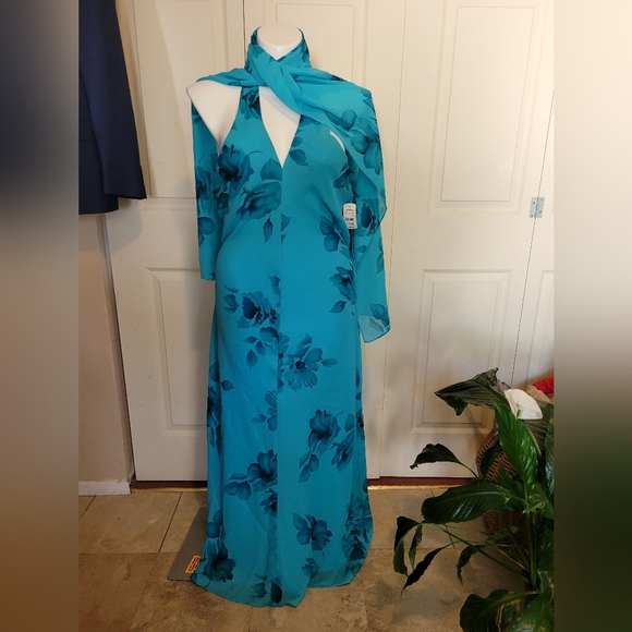 Halter gown with matching shawl - Picture 2 of 7